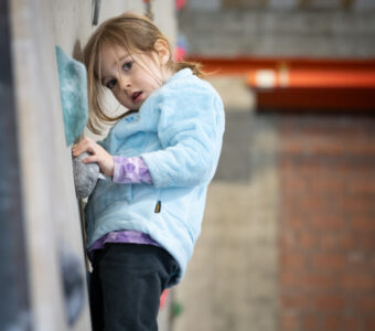 Mädchen am Klettern